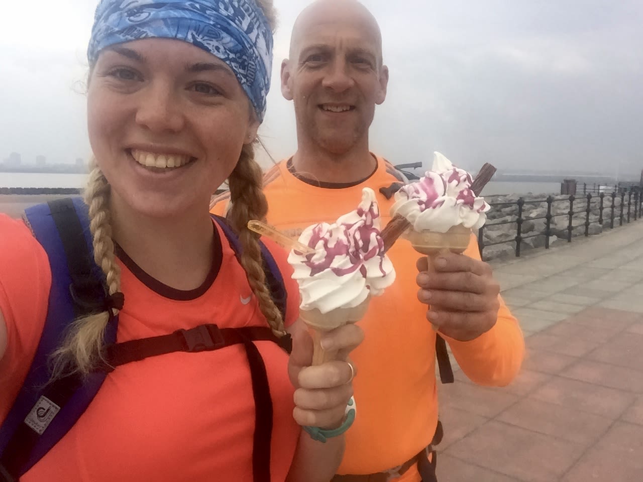 A selfie of Elise and her Dad eating a double cone of icecream